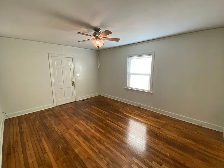 Adorable 1 Bedroom Duplex in Old West Durham - Walk to 9th St! — Photo 7