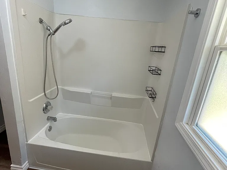 South bathroom Bathtub/shower