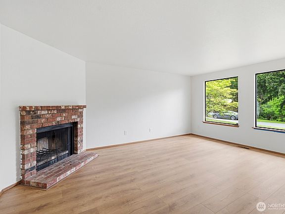3rd image of 611 Phoenix Street NE