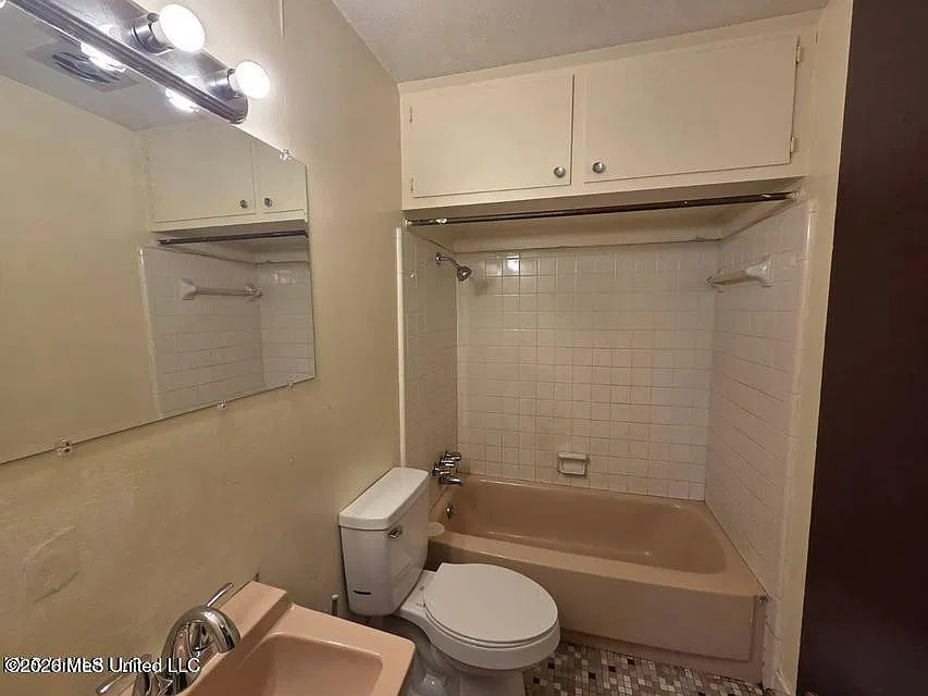 3 bed, 2.0 bath, 1200 sqft, $1,000 — Photo 3