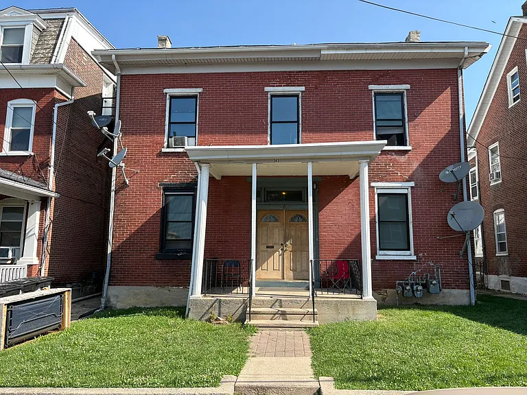 263 E Chestnut St — Photo 2