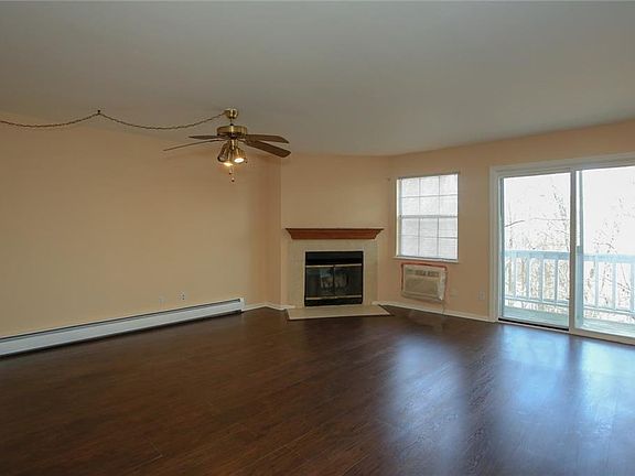 4th image of 11 Lexington Hl Unit 4