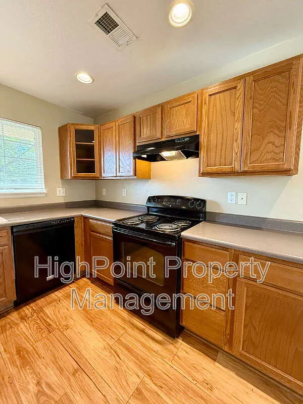 3 bed, 2.5 bath, 1622 sqft, $2,700 — Photo 2
