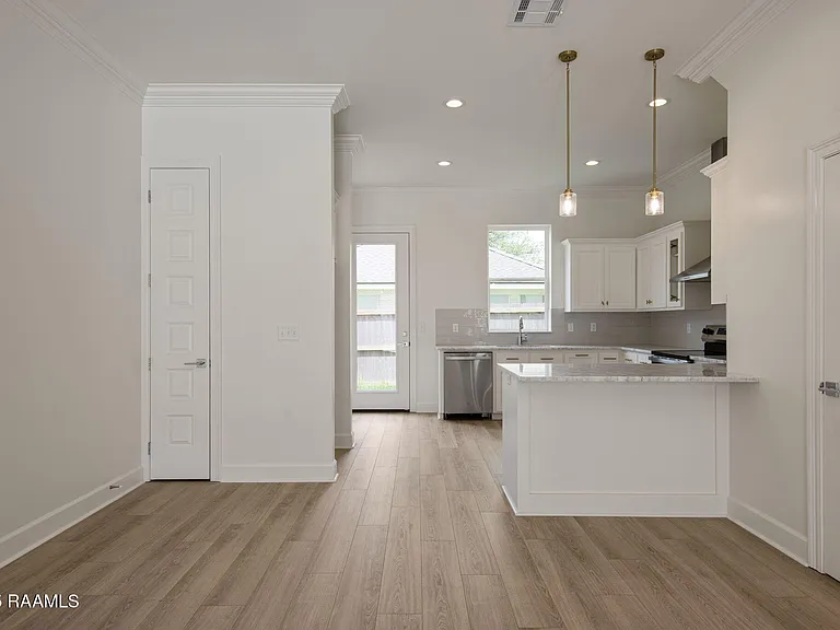 1510 Kaliste Saloom Rd #202 — Photo 3
