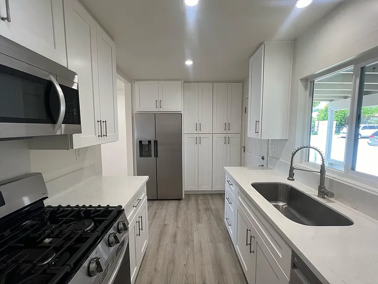 546 N Barbara Ave — Photo 10