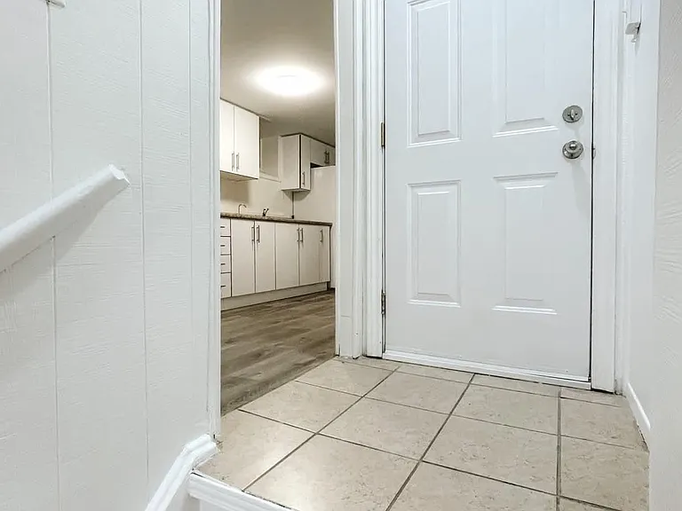 551 Hayward Cres #3 — Photo 8