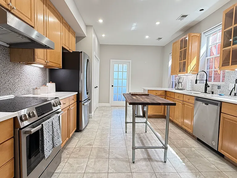 1118 F St NE #3 — Photo 17