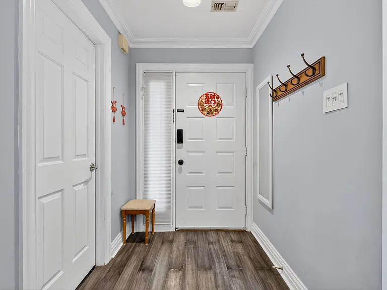 130 S Middle Neck Rd #12 — Photo 3