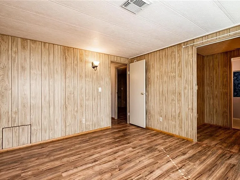 1660 E Thompson Ave — Photo 13
