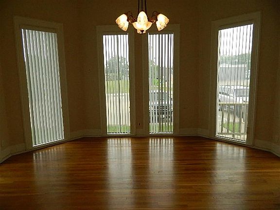 4th image of 201 Woodcreek Dr