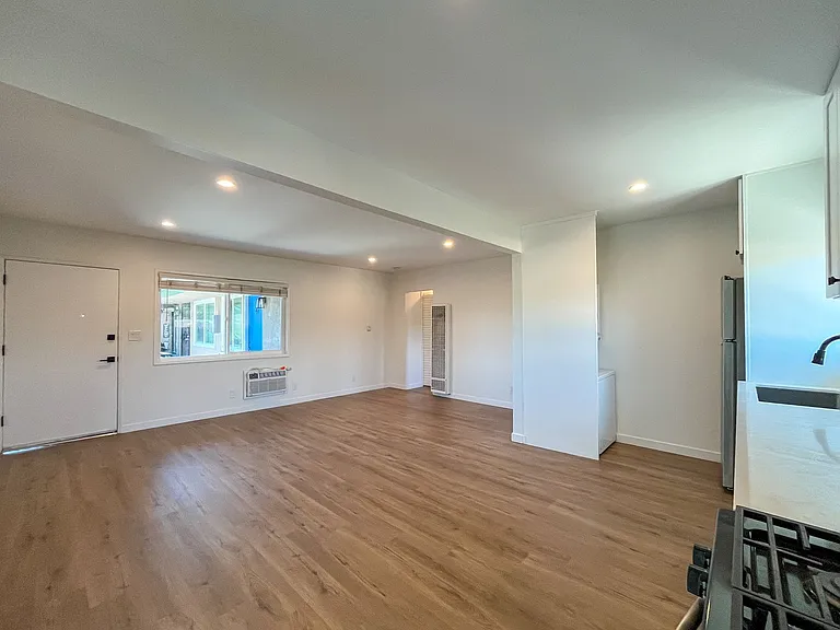 3814 S Bronson Ave — Photo 7