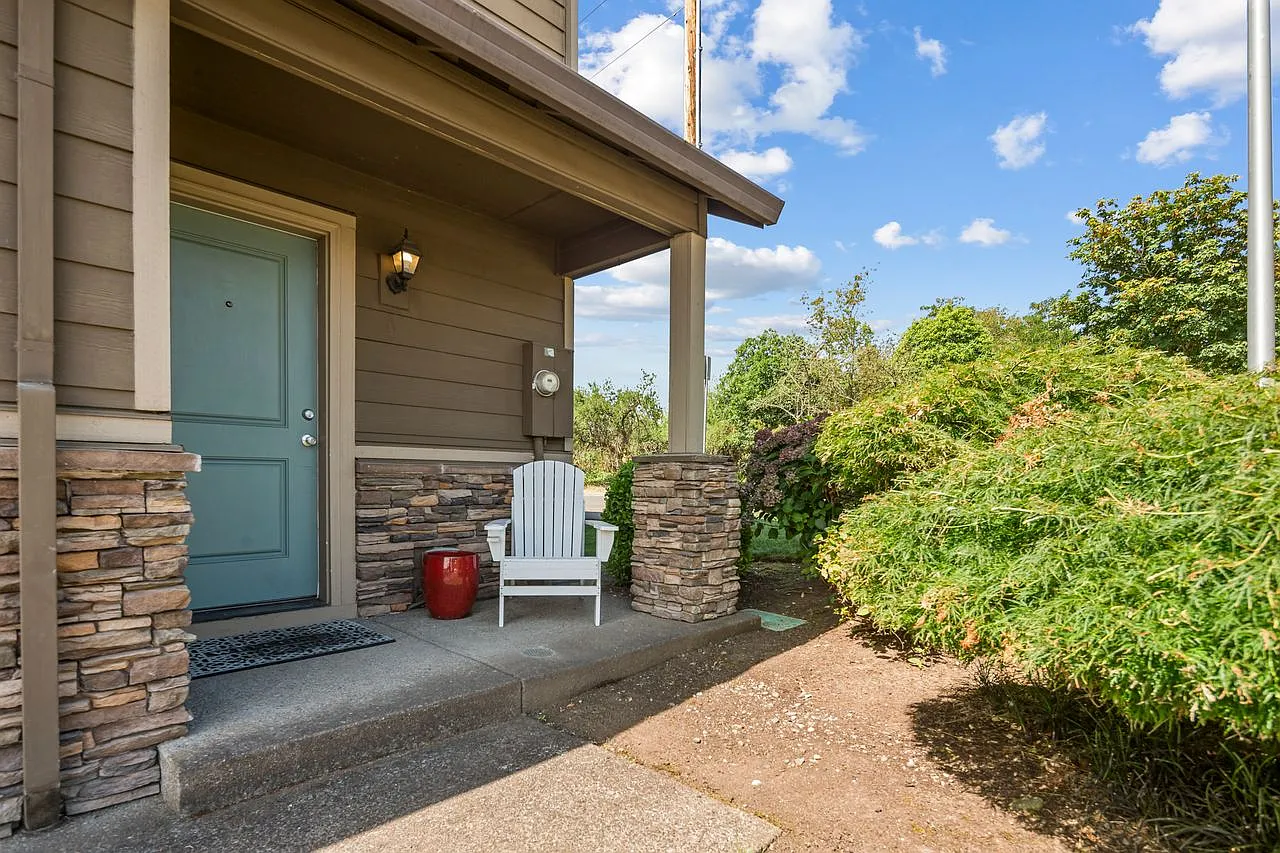 3 bed, 2.5 bath, 1252 sqft, $2,399 — Photo 2