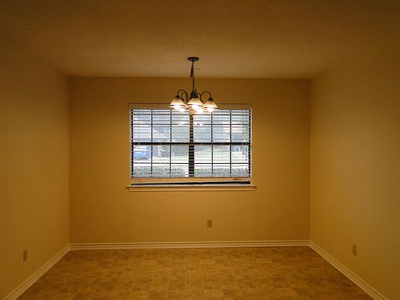 3rd image of 609 E Avenue F