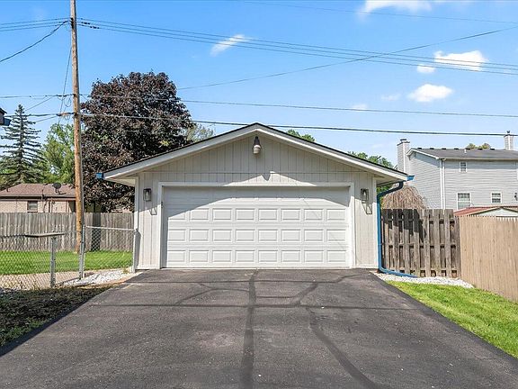 5th image of 21725 Rockwell St