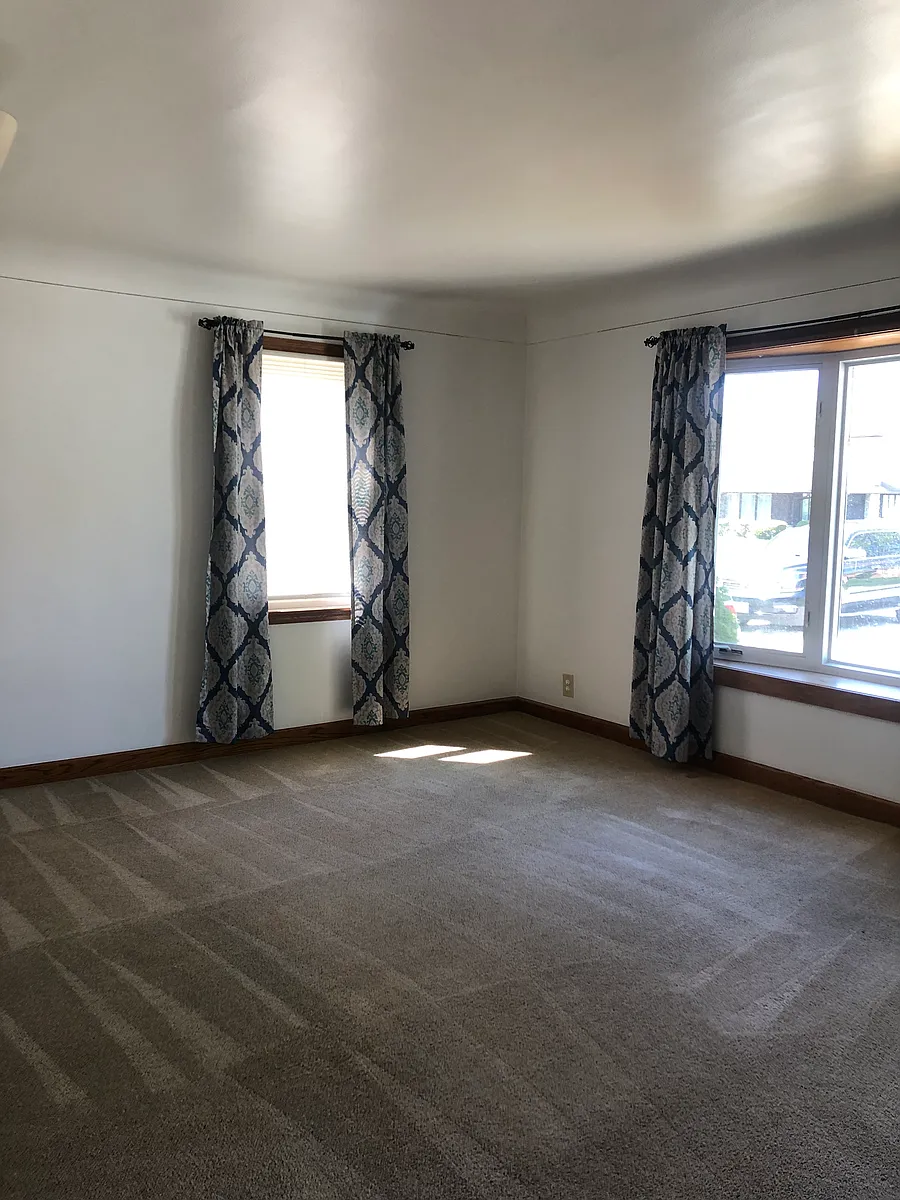Living room with big bay window - 613 W Boys St