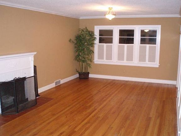 3rd image of 1621 W University Ave