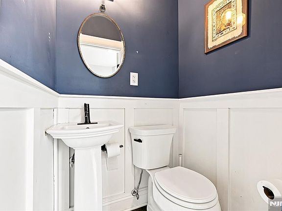 4th image of 64 Montague Pl C0002