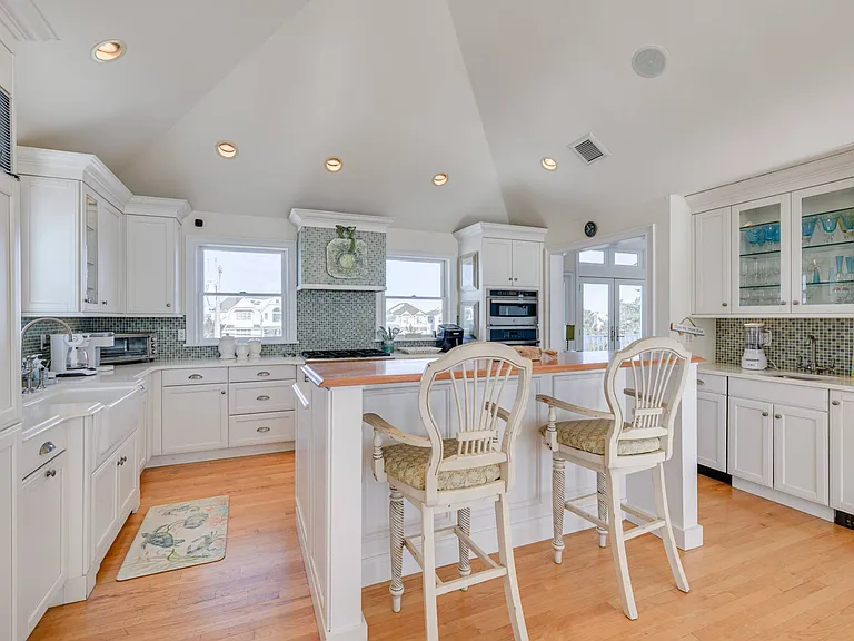 881 Dune Rd — Photo 11