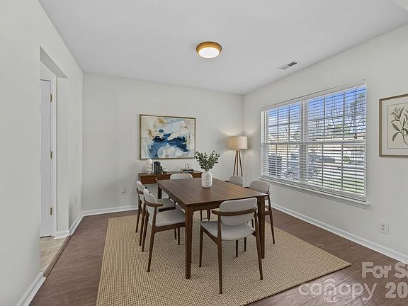 4th image of 367 Courtland Ct