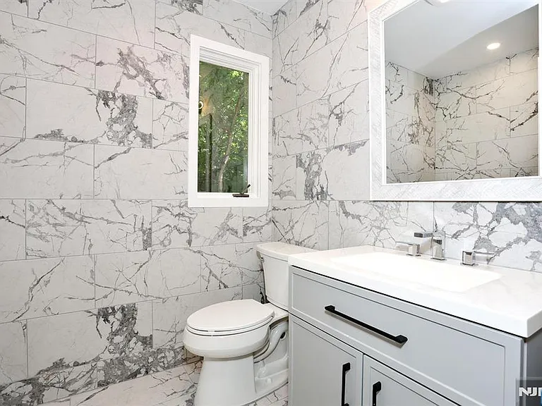 105 Hollywood Ave — Photo 17