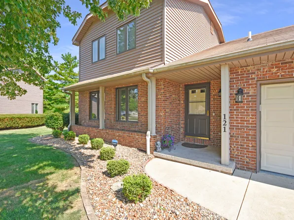 121 Manor Cir, Bloomington, IL 61704