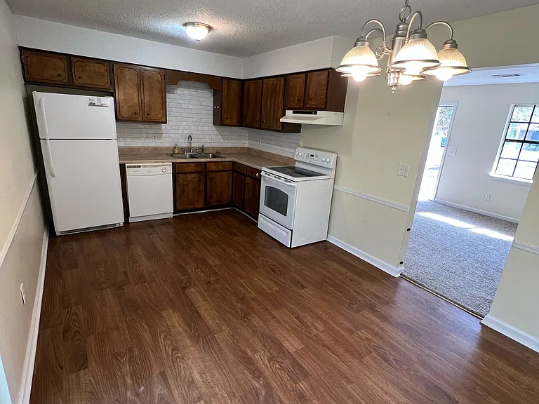 1097 Live Oak Dr — Photo 2