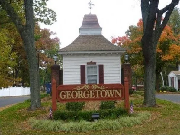 81 Yorktown Dr, Springfield, MA