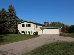 3950 W Beach Rd, Oconomowoc, WI 53066