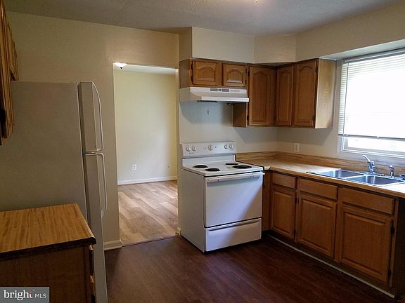 4th image of 13 Overbrook Dr