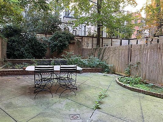 3rd image of 147 E 61st St #1A