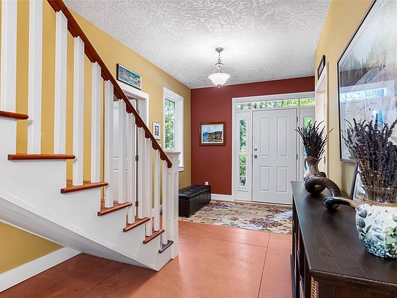 5th image of 6280 A Sooke Rd