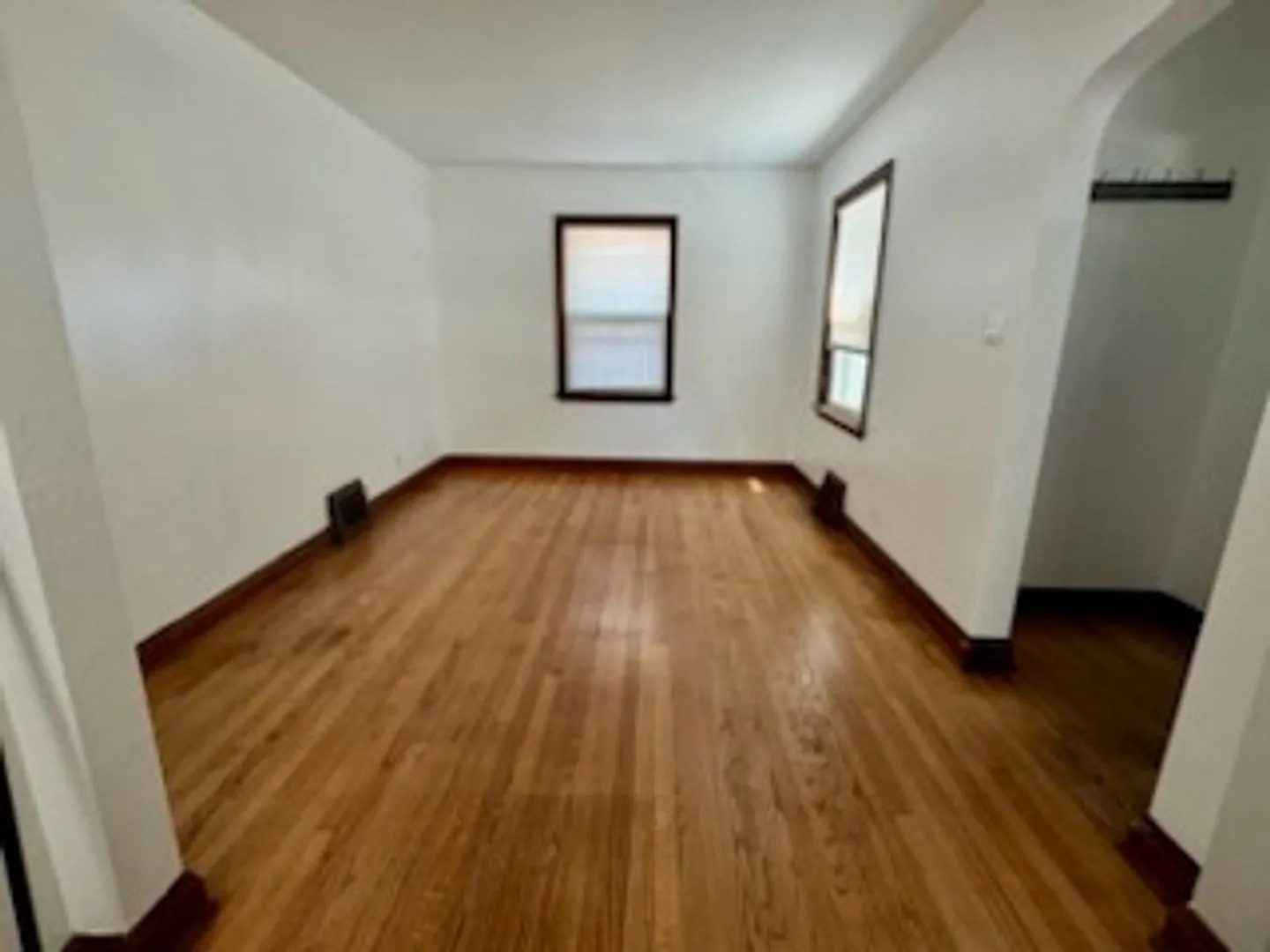 Fully Remodeled single family house! 3 bedrooms, full kitchen, full bath, living room — Photo 3