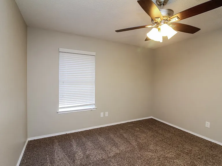 900 Vicksburg Ln — Photo 7