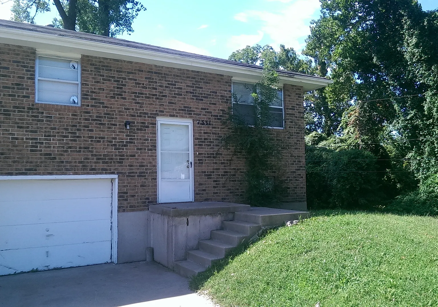 Fantastic 3 bedroom Duplex! New Carpet...Spacious Home! — Photo 1