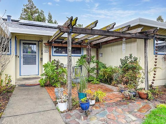 3rd image of 987 Greenhurst Way