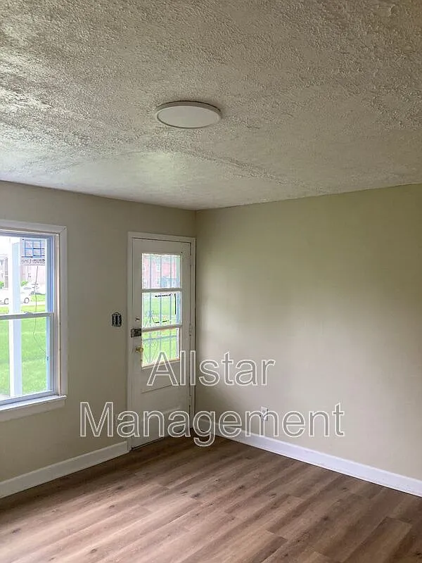 3 bed, 1.0 bath, 900 sqft, $1,250 — Photo 3