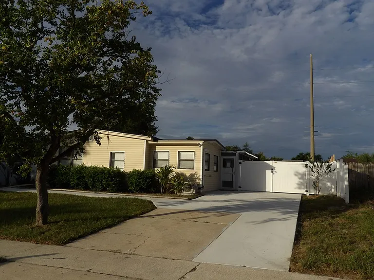 2337 Greenwood St — Photo 3