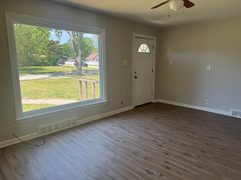 3117 Louise St — Photo 3