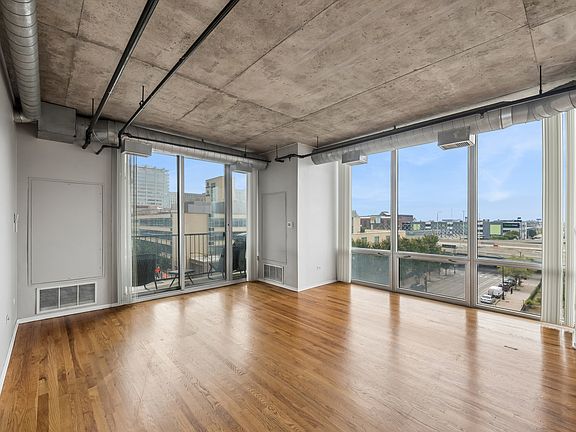 3rd image of 700 W Van Buren St APT 604