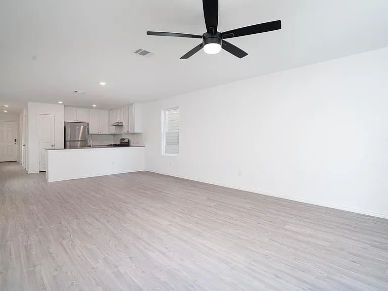 10921 Presa Way — Photo 8