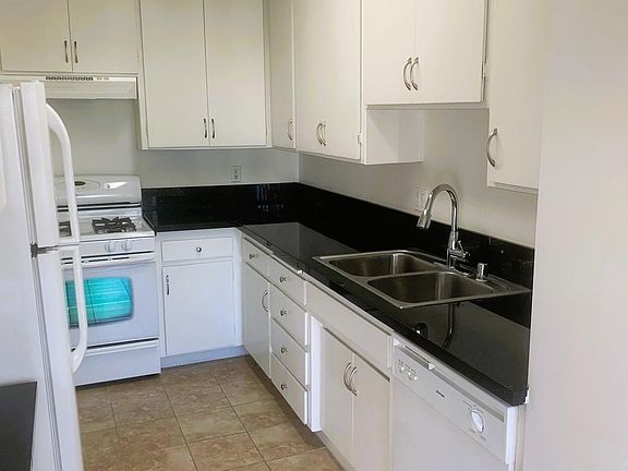 5th image of 1627 Camden Ave APT 308