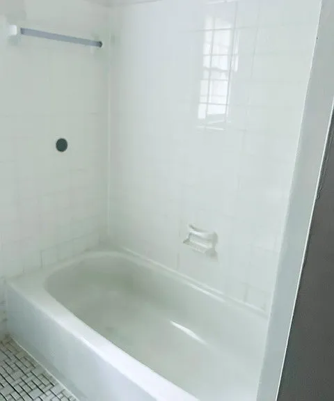 Upstairs Hallway Bathroom Tub/Shower