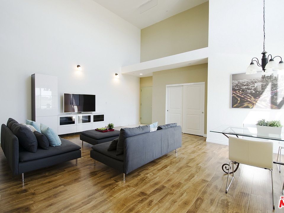 1st image of 546 N Oxford Ave #206