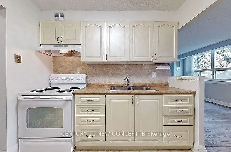 7451 Yonge St #101 — Photo 5
