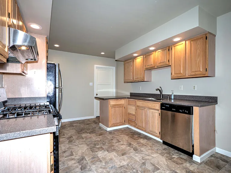 1612 Albemarle Way — Photo 4