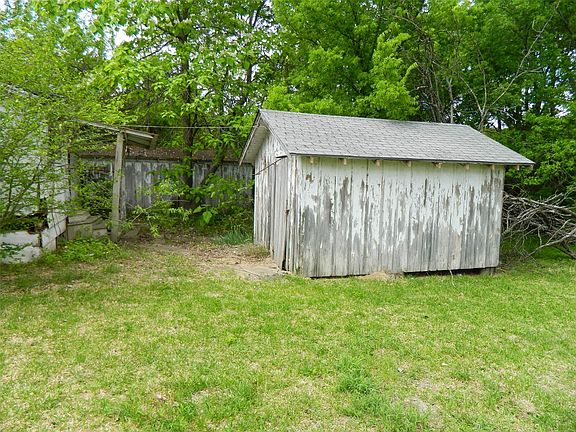 3rd image of 402 W Fannin St