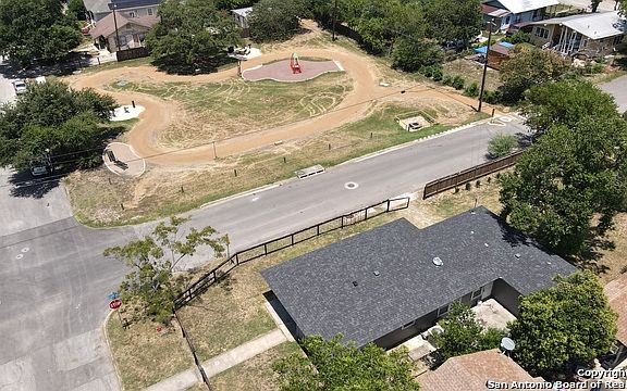 4th image of 947 W Rosewood Ave