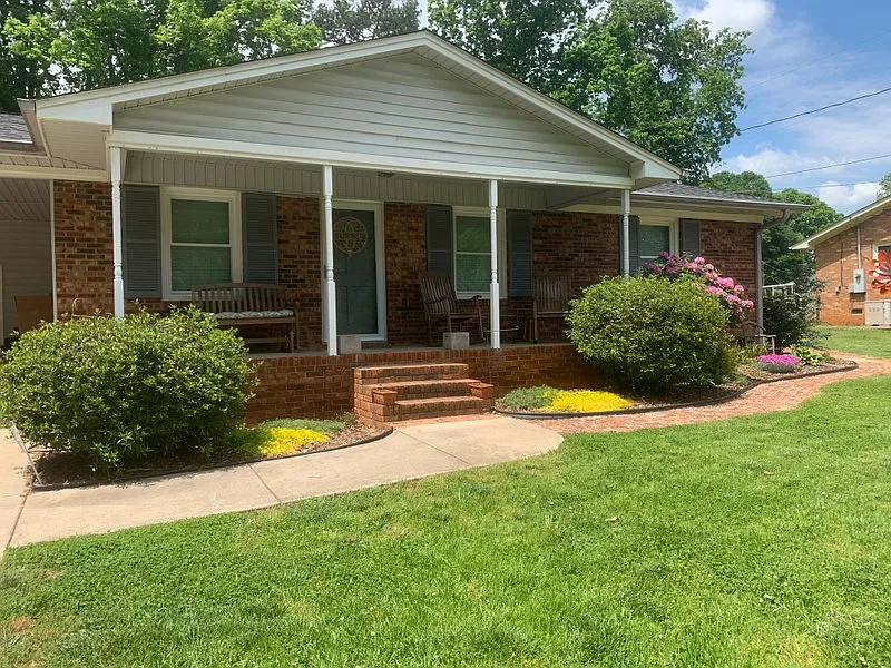 110 Holly Dr — Photo 2