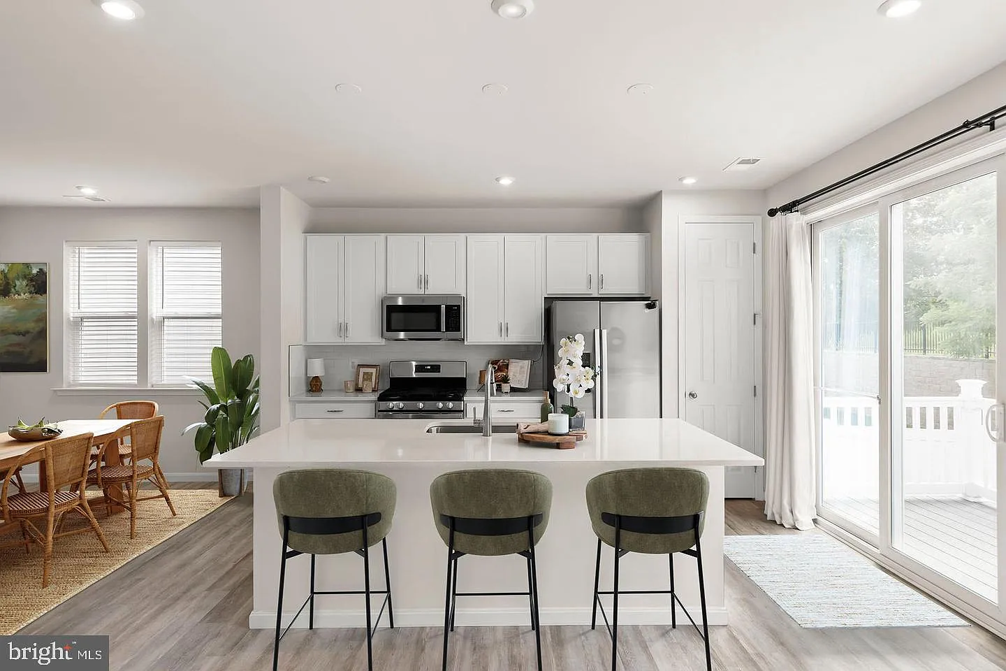 4 bed, 3.0 bath, 2442 sqft, $3,200 — Photo 4