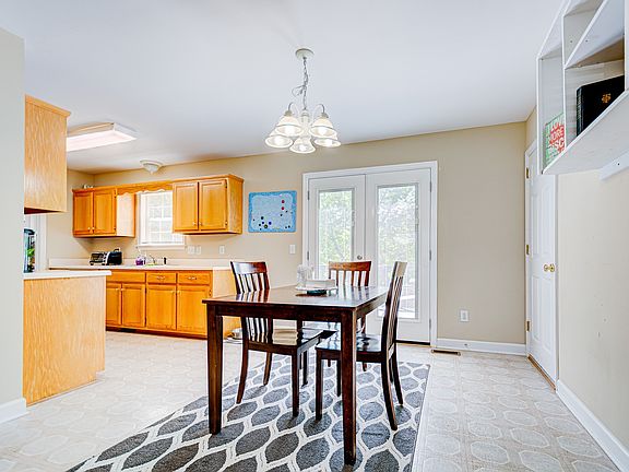 3rd image of 2877 Sutherland Dr